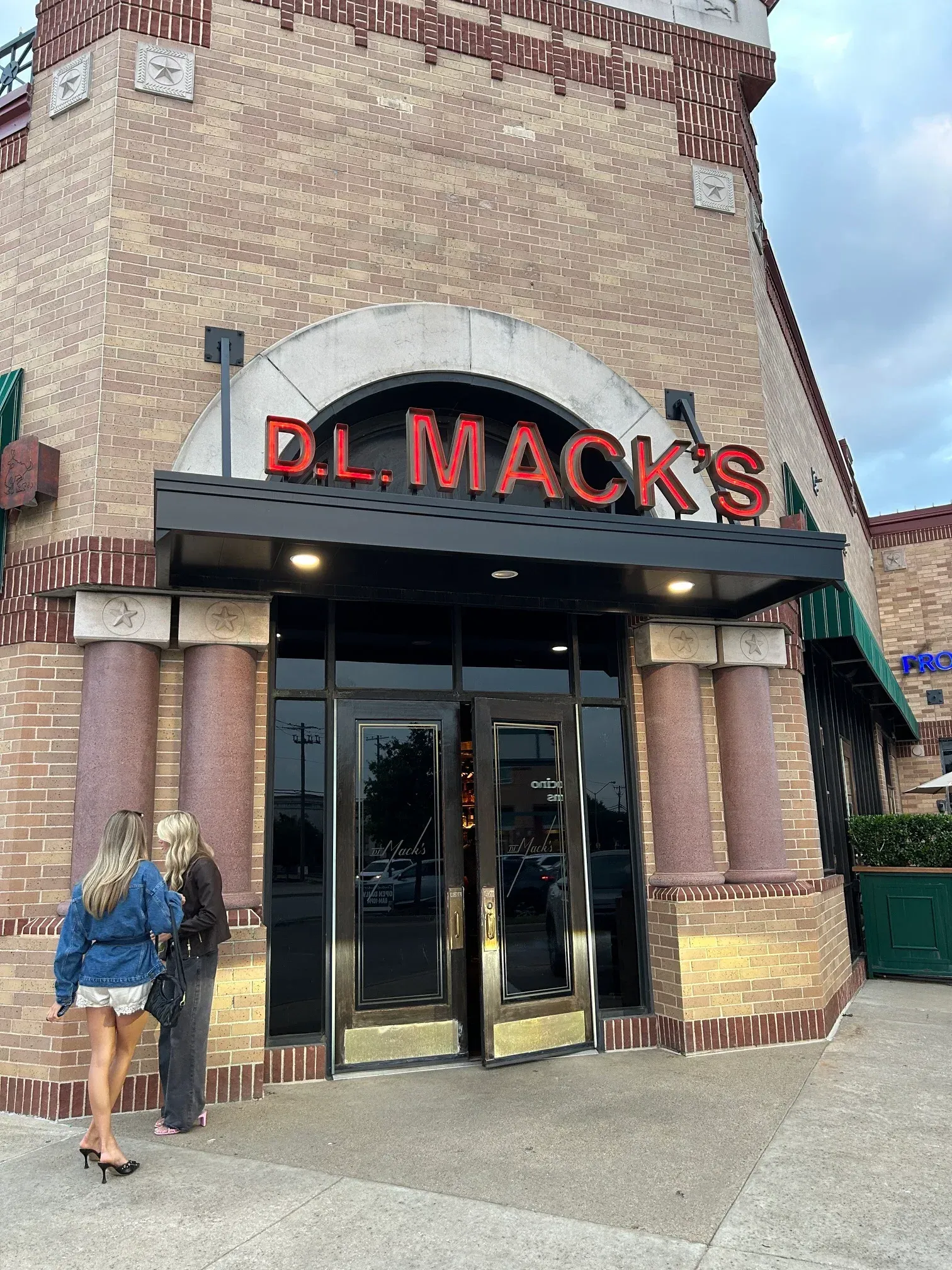 D.L. Mack's Dallas interior